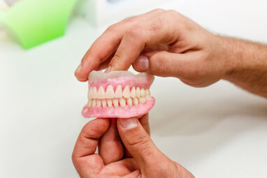 Corona dental de cerámica sobre pieza posterior