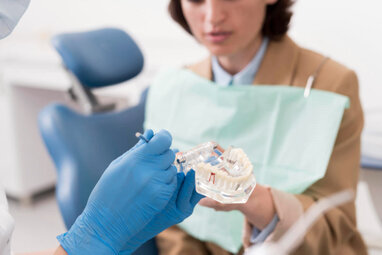 Puente dental de cerámica que reemplaza piezas ausentes